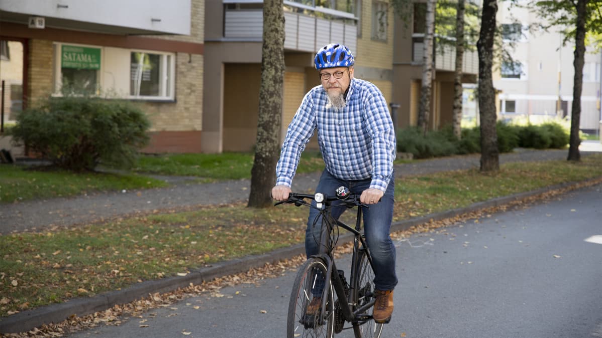 Juha-Pekka Vartiainen pyöräilee.