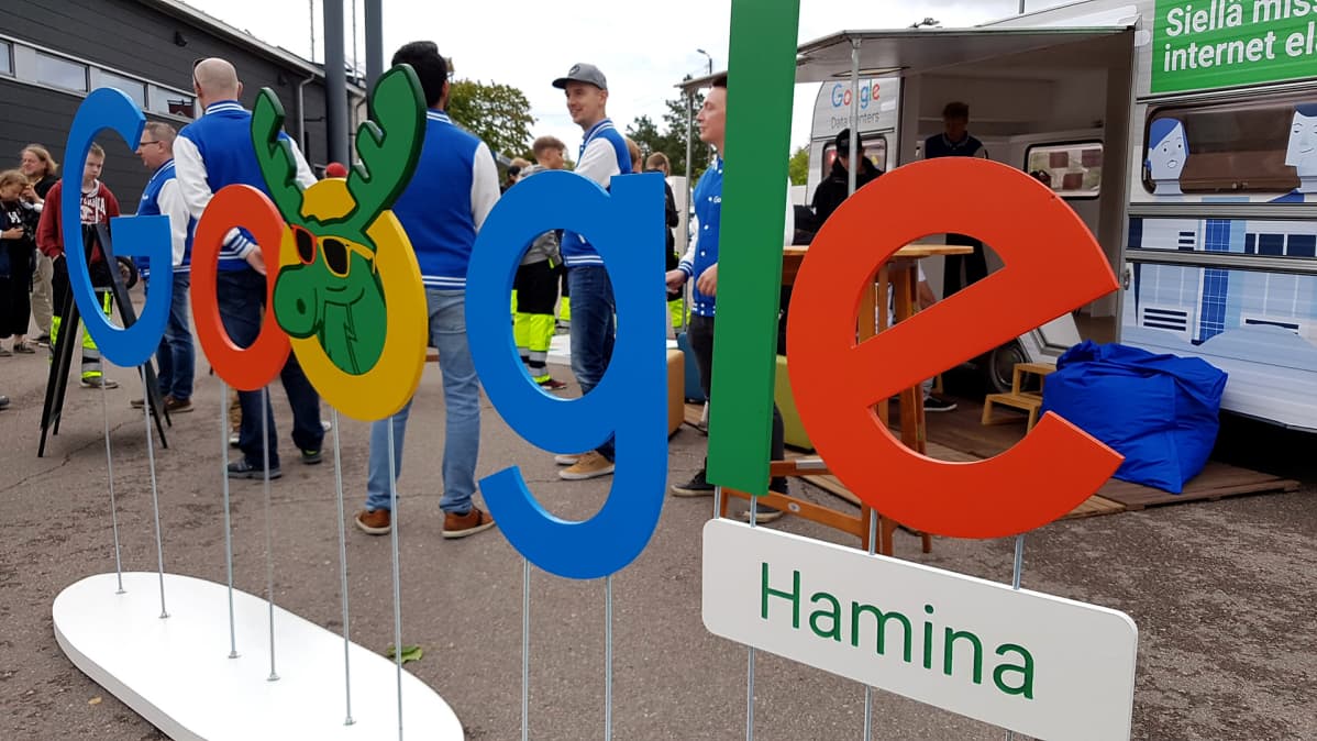 Googlen logokyltti jalkautumistapahtumassa