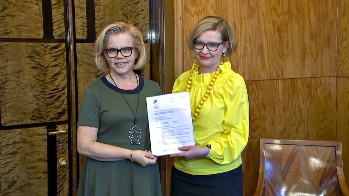 Hanna Markkula-Kivisilta ja puhemis Paula Risikko.