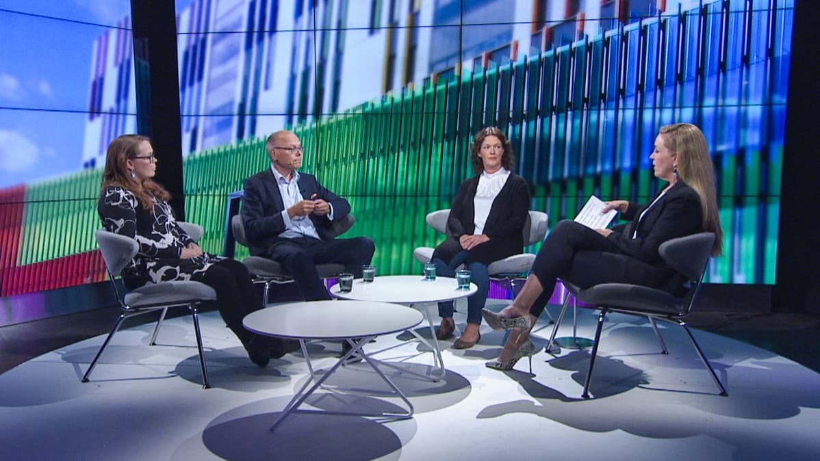 A-studion vieraina monivammaisen lapsen äiti Jenni Arteli (vas.), HUS:n toimitusjohtaja Juha Tuominen ja Uuden lastensairaalan pääluottamusmies Nina Jaara (Tehy).