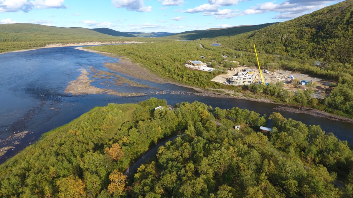 Utsjoen kirkonkylälle rakenteilla oleva uusi hotelli. Rakennus tulee vasemmalla virtaavaan Tenoon oikealta laskevan Utsjoen yhtymäkohdan tuntumaan vanhalle soramontulle. Utsjoki 4.9.2019