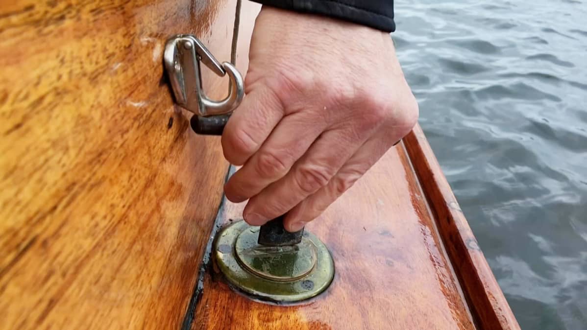Kuvassa veneen polttoainetankin korkki