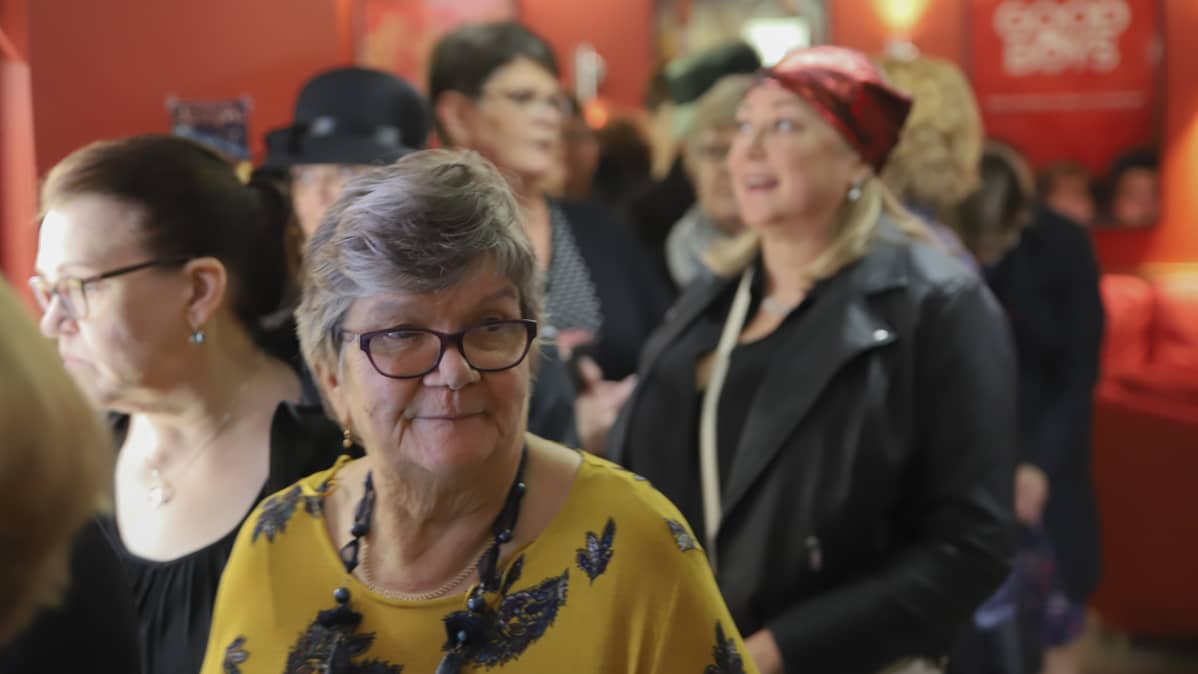 Ihmiset jonottavat elokuvaan.