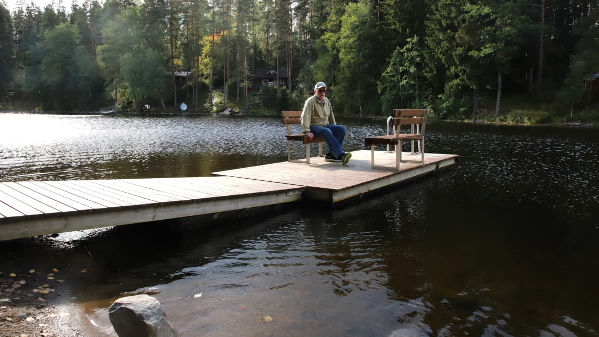 Kokkilan kyläyhdistyksen pj. Markku Rantti Särkemä-järven uimarannan laiturilla.