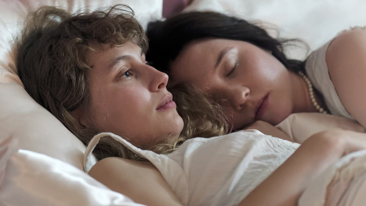 Malin (Saga Sarkola) ja Salome (Satu Tuuli Karhu) nukkuvat omin luvin sylikkäin Marian vuoteessa.