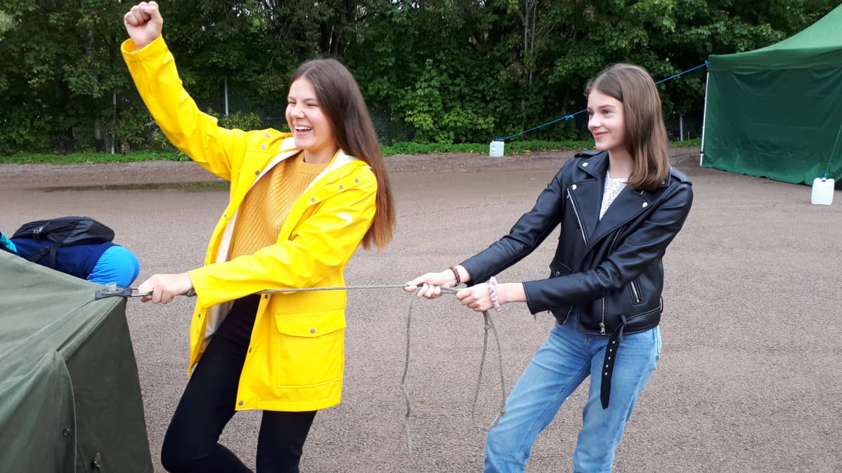 Julia ja Iines kasaavat telttaa
