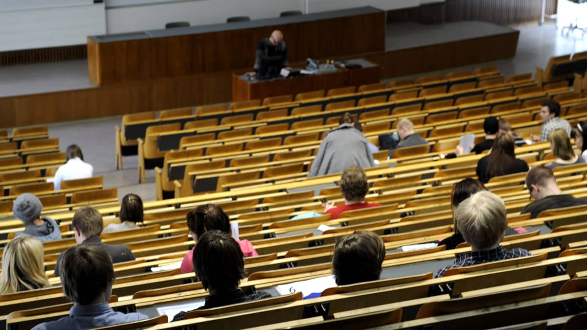 Opiskejoita luennolla Helsingin kauppakorkeakoulussa.