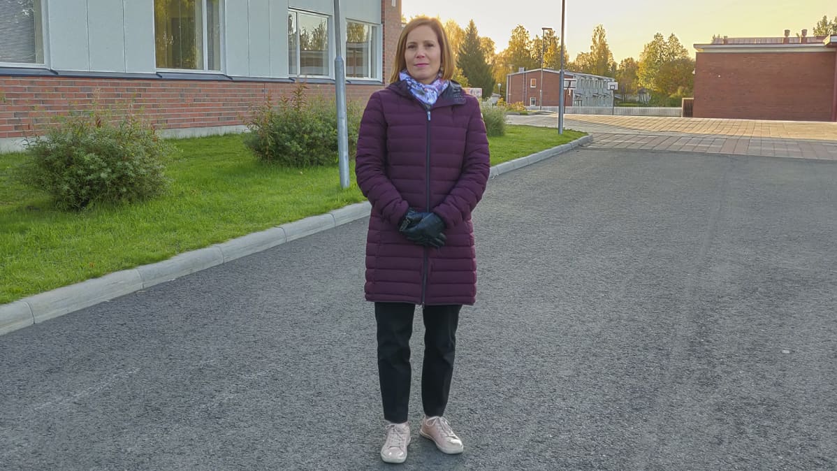 Putaan koulun opettaja Paula Koskela poseeraa Putaan koulun edessä kävele tai pyöräile teemapäivänä.
