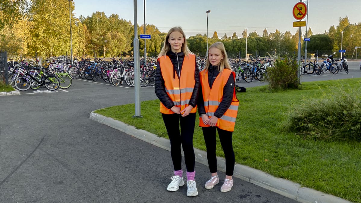 Olga Lokio (kuvassa vasemmalla) ja Iina Hytönen Putaan koulun pyöräparkin edessä.