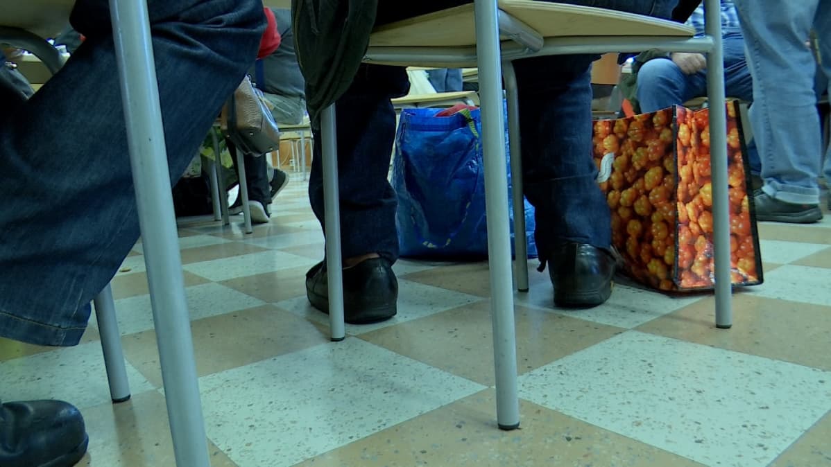 Ihmisiä istumassa tuolilla