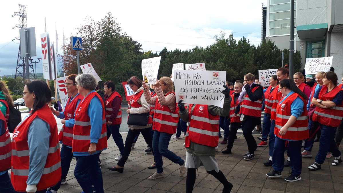 Hoitajat vastustavat sairaanhoitopiirin suunnittelemia irtisanomisia.