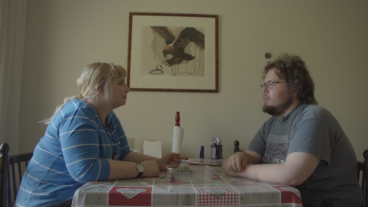 Taru ja Pertti tutustuivat toisiinsa jo ylä-asteella. Närväinen on suhtautunut alusta asti mutkattomasti vaimonsa kuurosokeuteen.
- Minä tuen Tarua niin paljon kun minä itse pystyn ja kykenen häntä tukemaan.