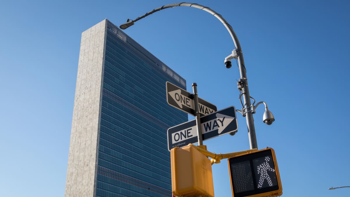 Pilvenpiirtäjä, jonka edustalla on liikennemerkkejä New Yorkissa.