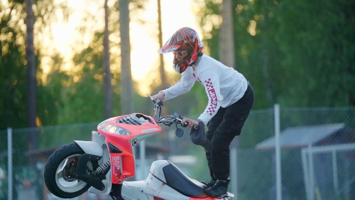 Motocrossia harrastanut Ossi Kyllönen taitaa circlen. Hänelle mopolla stunttaileminen on harrastus, jossa voi kehittyä ja päästä pitkälle.