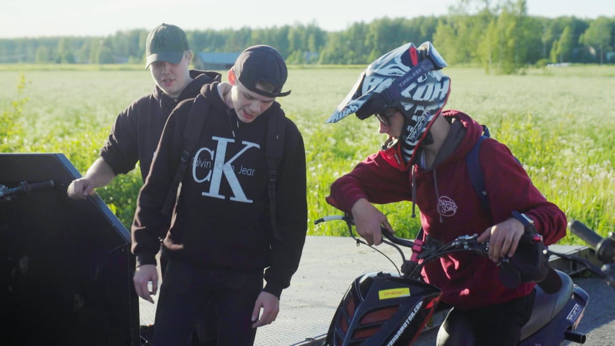 Joensuulaiset Miska Loikkanen (vas.), Arttu Pöntinen ja Eeli Tanskanen ajelevat mopoilla joka päivä. Mopoilu on heille elämäntapa, johon uppoaa aikaa ja rahaa.