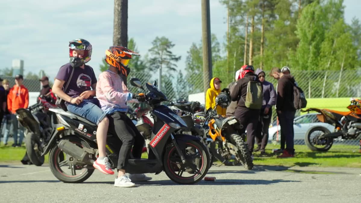 Mopomiiteissä nuoret saavat kokoontua temppuilemaan valvotuissa olosuhteissa.