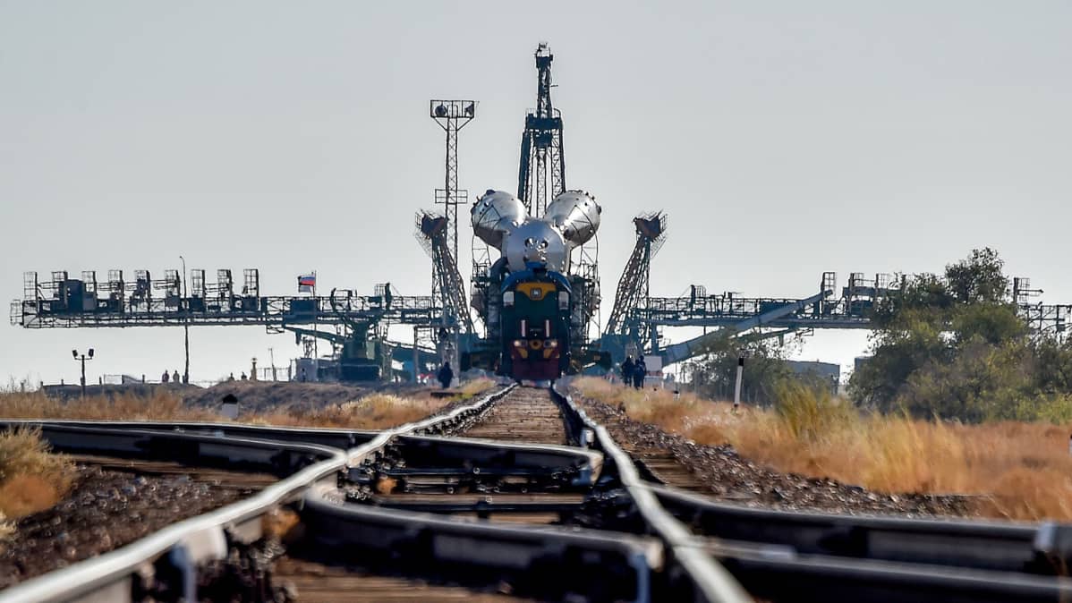 Soyuz MS-15 -avaruusalusta ja sitä kuljettavaa rakettia siirretään laukaisualustalle.