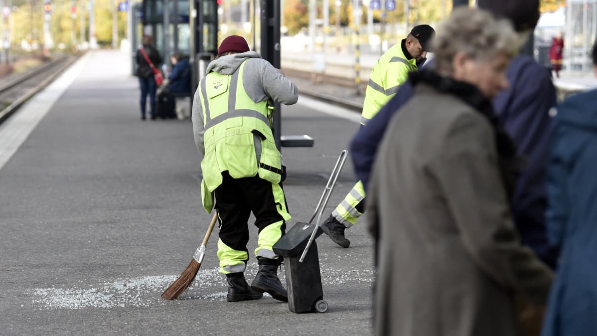 Helsingin päärautatieasemalla pudonneen lasisen kattolevyn sirpaleita siivottiin laiturilta 29. syyskuuta.