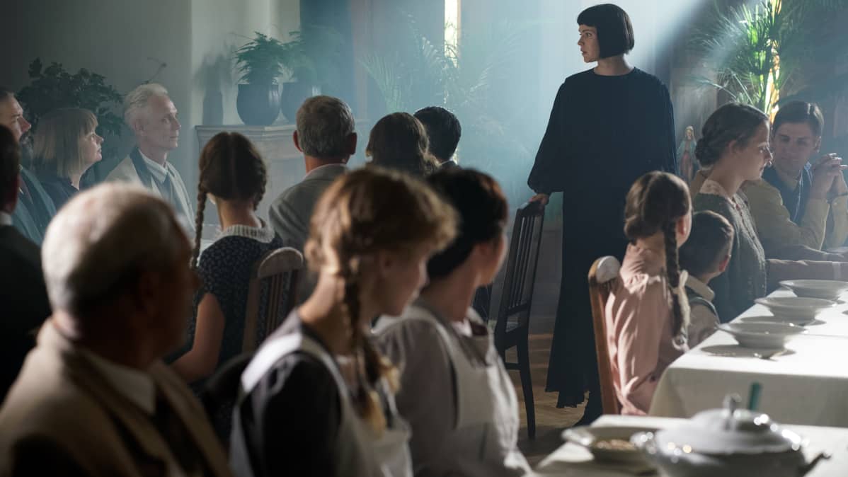 Maria Åkerblom (Pihla Viitala) lahkolaistensa keskellä.