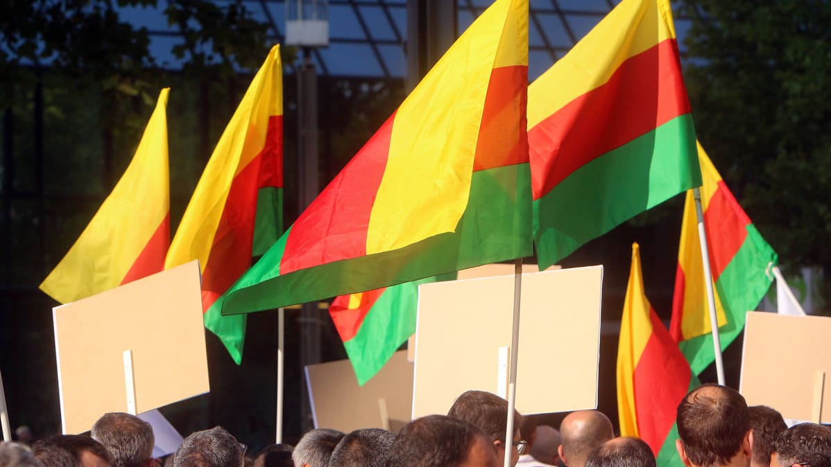 Erdoganin vastainen mielenosoitus Frankfurtissa elokuussa 2019. Syyrian kurdistanin liput liehuvat.