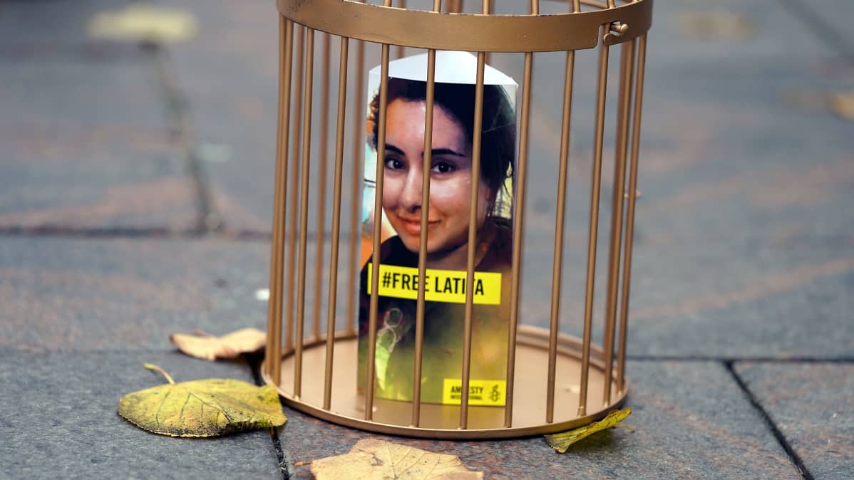 Kultahäkki, jonka sisällä prinsessa Latifa Al Maktoumin kuva.