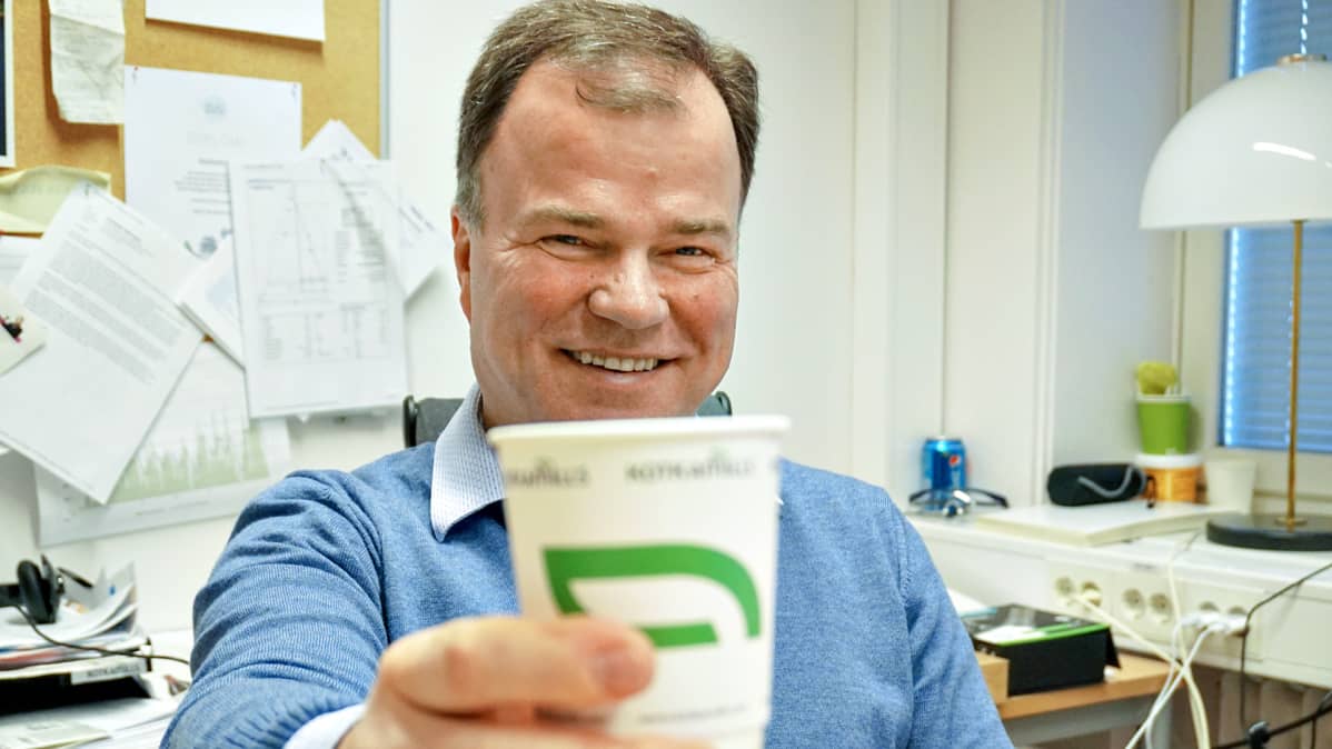 Markku Hämäläinen ja paperikuppi