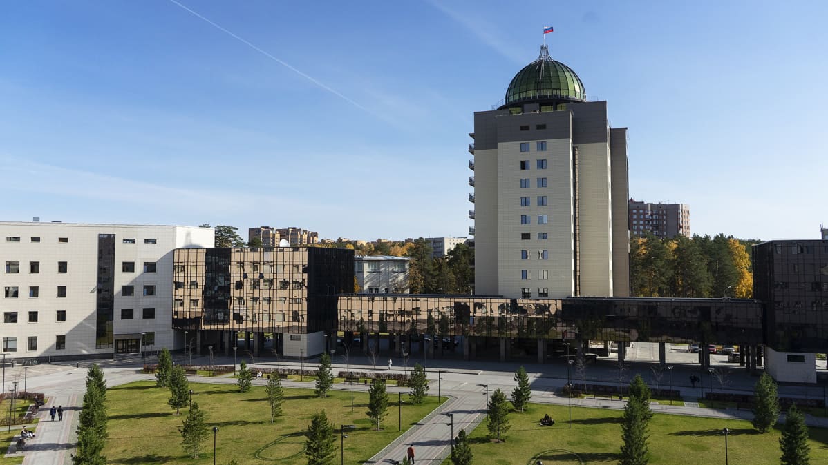 Novosibirskin valtionyliopiston uuden rakennuksen kupoli kohoaa 63 metrin korkeuteen. Sinne pääsee ihailemaan maisemia noin viiden euron hintaisella pääsylipulla.