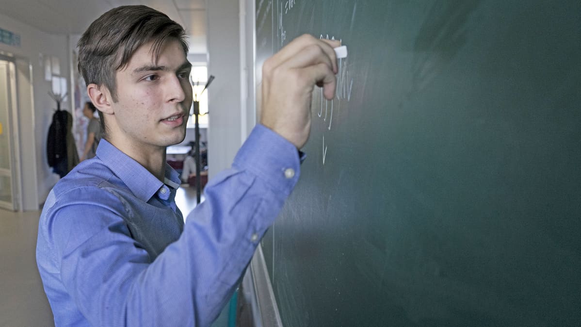 Nikita Prohošin paneutuu opinnoissaan sovellettuun matematiikkaan ja tutkii yhtälöitä, joita voidaan käyttää taloudellisten prosessien kuvaamiseen.