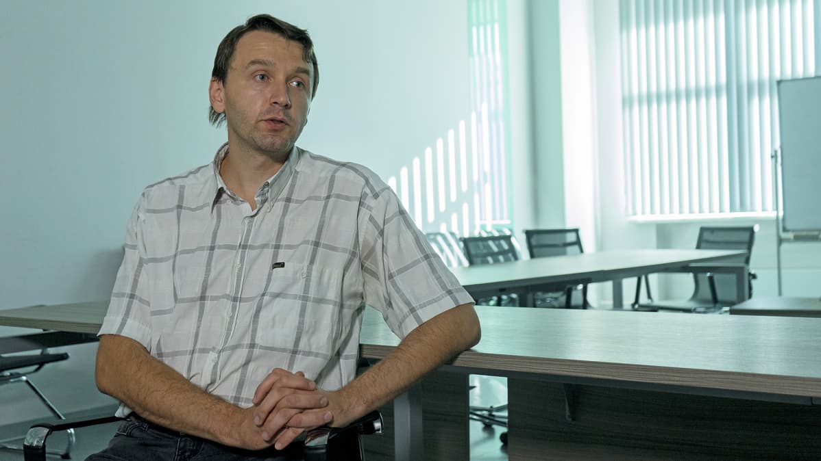 Pavel Kolesnikov valmistui Novosibirskin valtionyliopistosta vuosituhannen vaihteessa ja toimii siellä nyt matematiikan professorina.