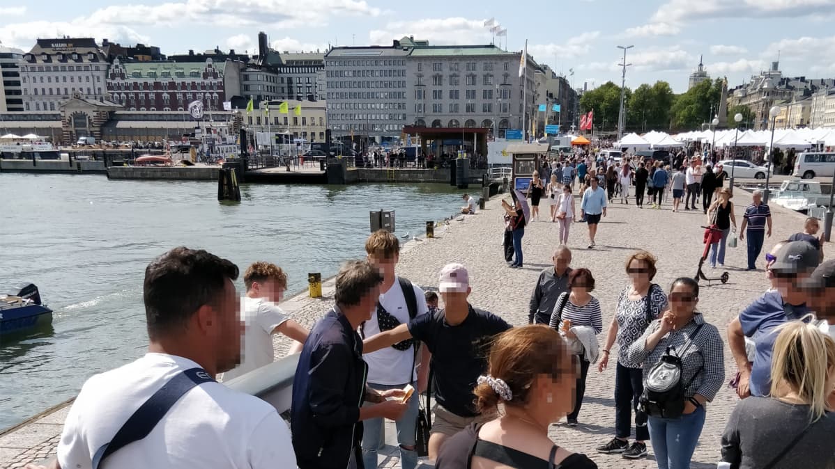 Ihmisiä kauppatorilla