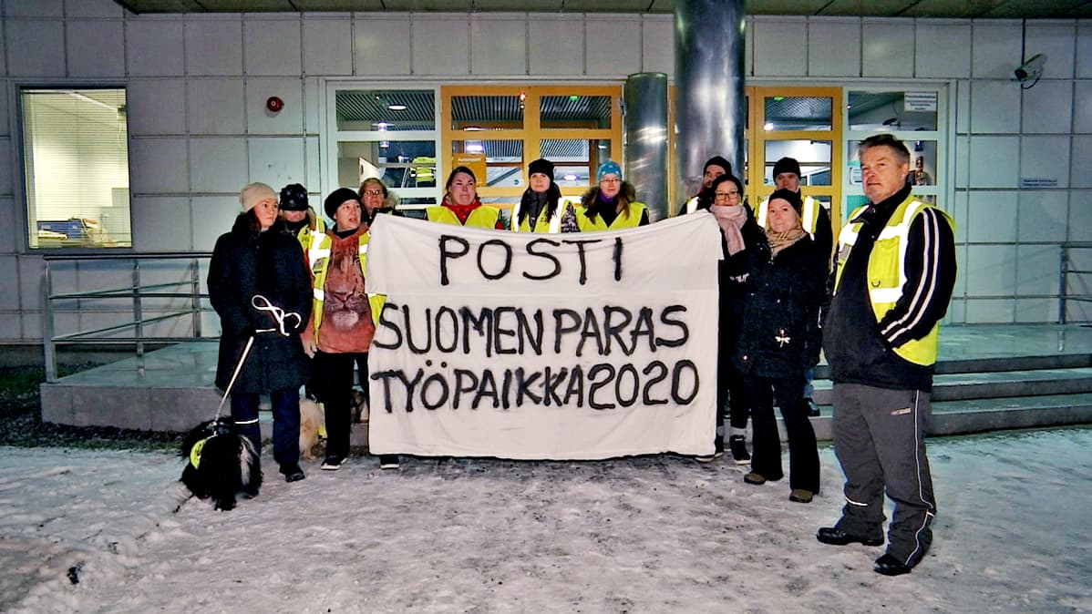 Postin lakkoporukka on spreijannut valkoiseen lakanaan tekstin: "Posti – Suomen paras työpaikka 2020"