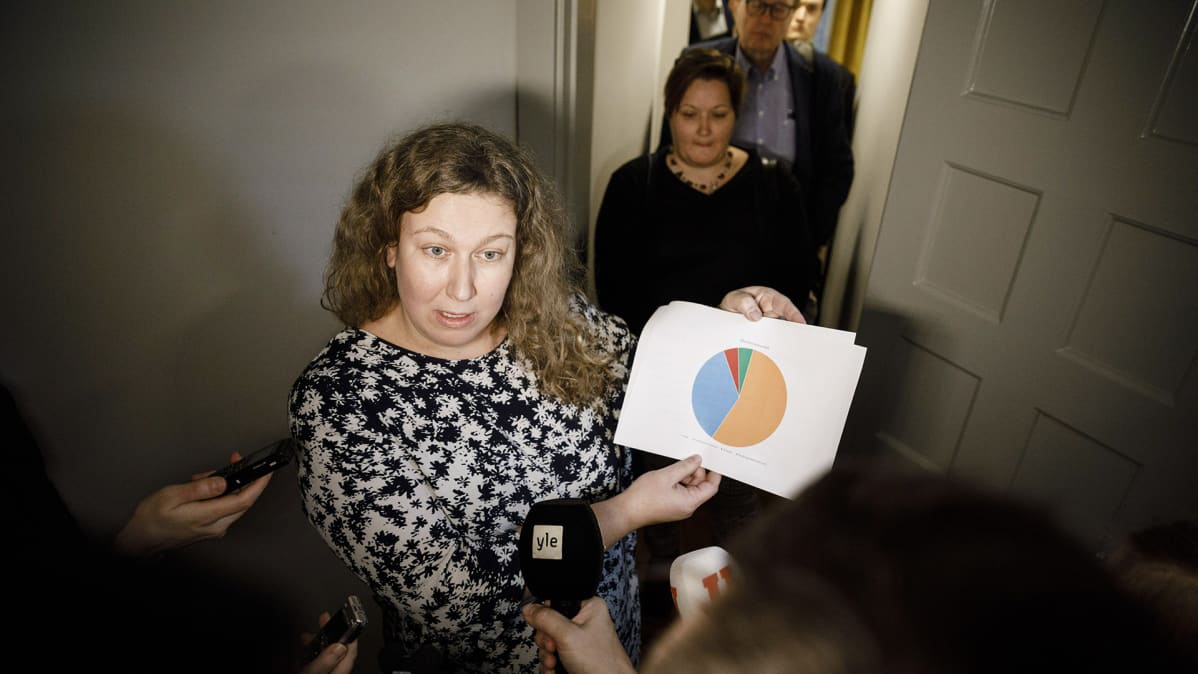 Posti- ja logistiikka-alan unioni PAU:n puheenjohtaja Heidi Nieminen esitteli alan markkinaosuuksia medialle.