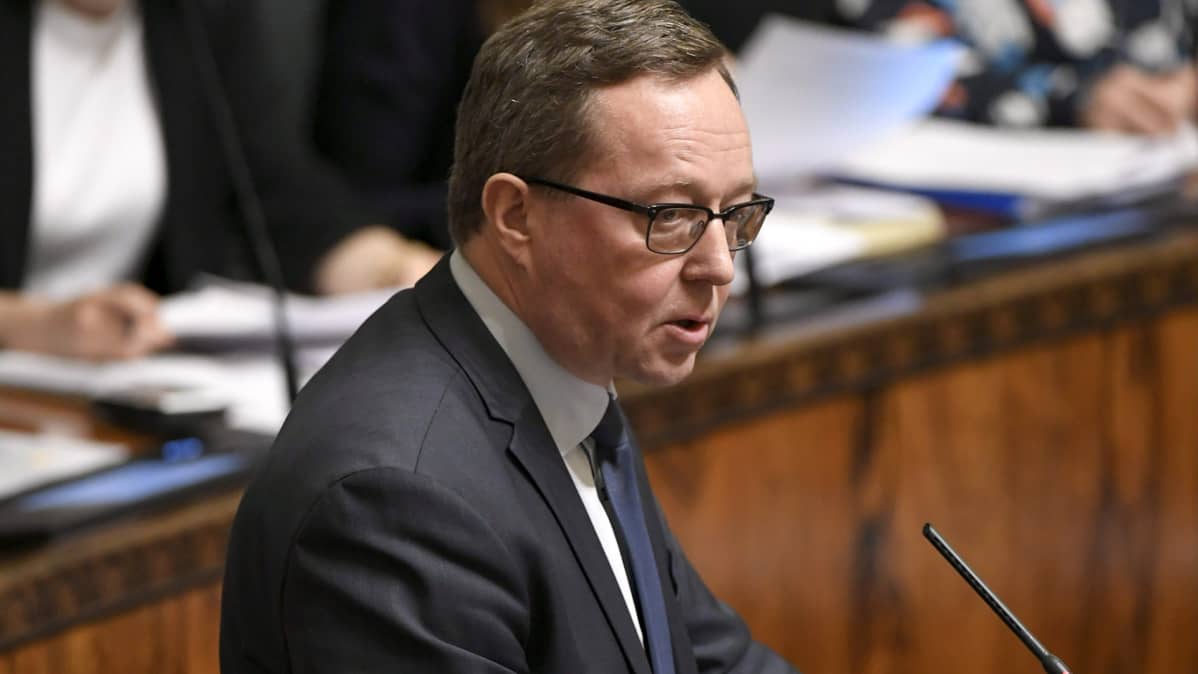 Keskustan valtiovarainministeri Mika Lintilä eduskunnan täysistunnossa Helsingissä 20. marraskuuta.