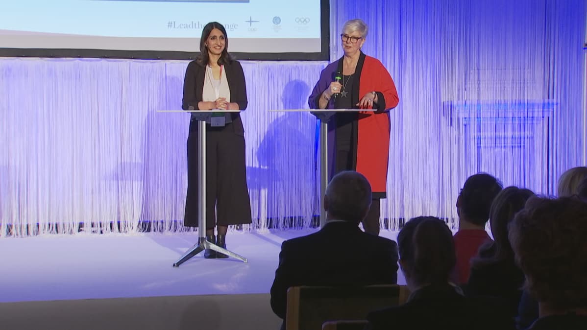 Nasima Razmyar ja Birgitta Kervinen New Leader -tilaisuuden lavalla.
