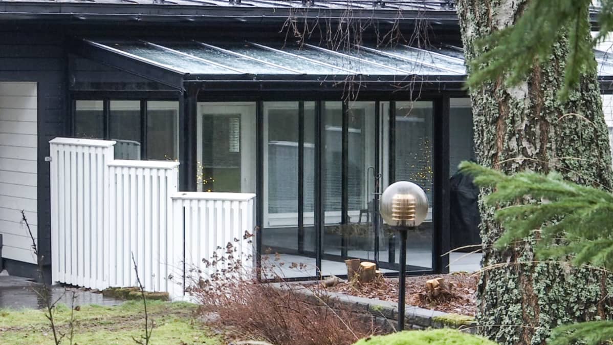 Rivitalon lasitettu terassi.