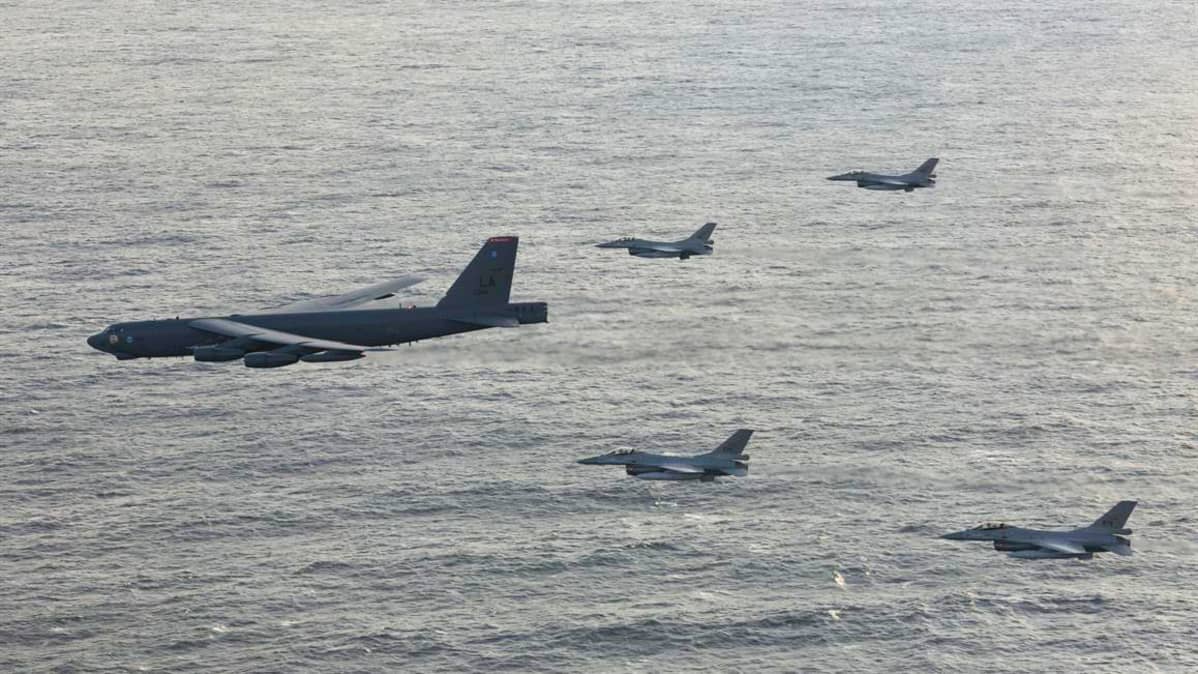 Norjalaisia F-16 koneita ja amerikkalaisia b 52-koneita.