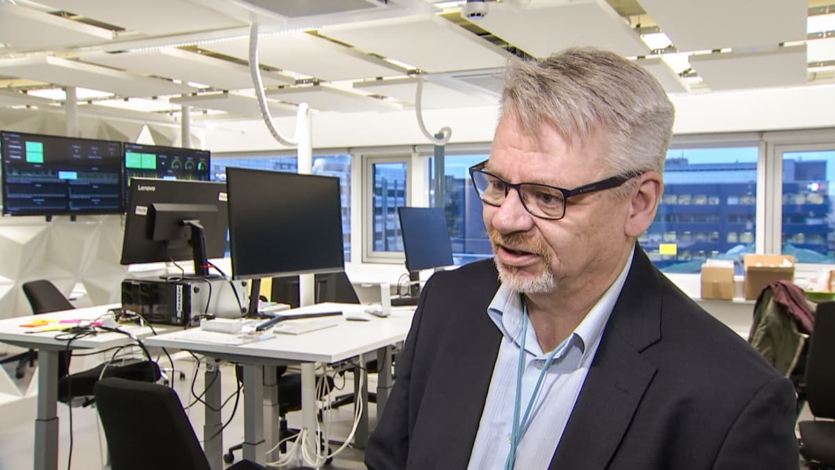 Ylen jakeluteknologiasta vastaava Olli Sipilä.