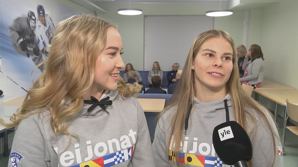 Tyttöleijonat. Aino Laitinen ja Kiira Yrjänen