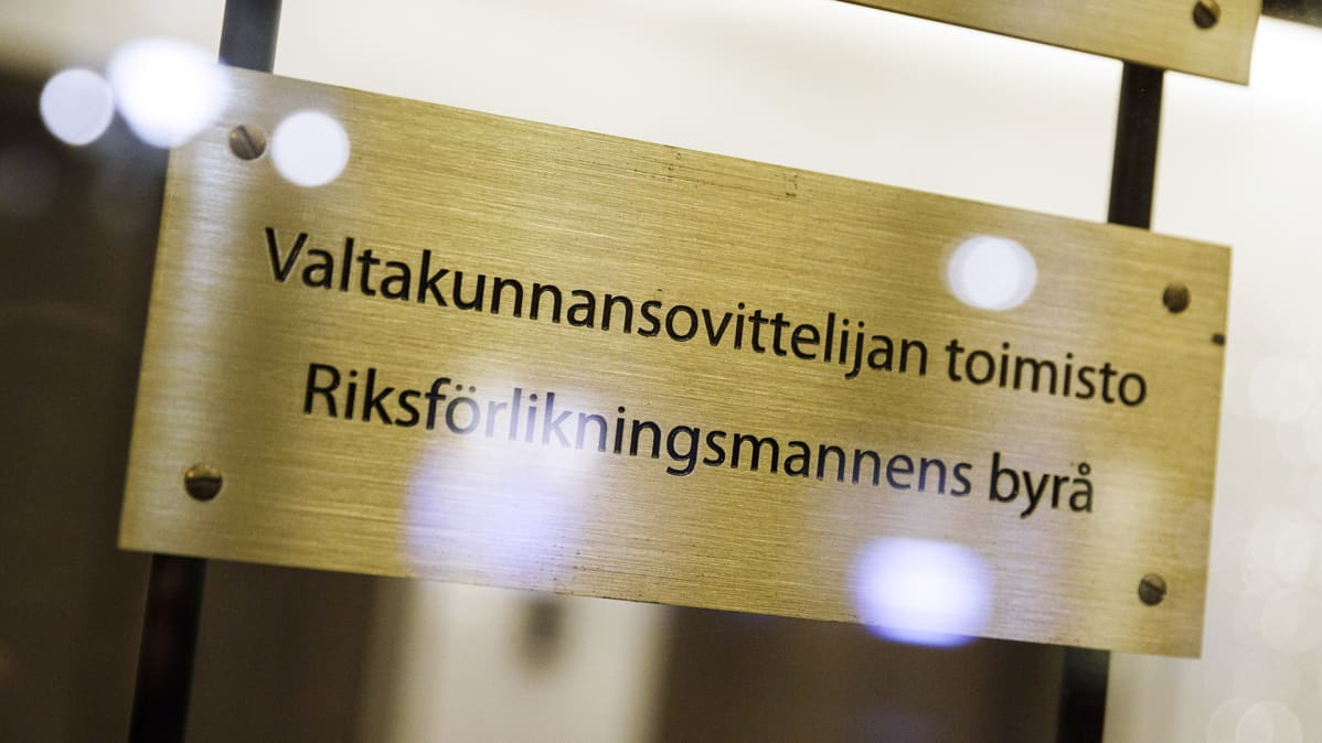 Valtakunnansovittelijan toimiston kyltti Helsingissä 2. joulukuuta.