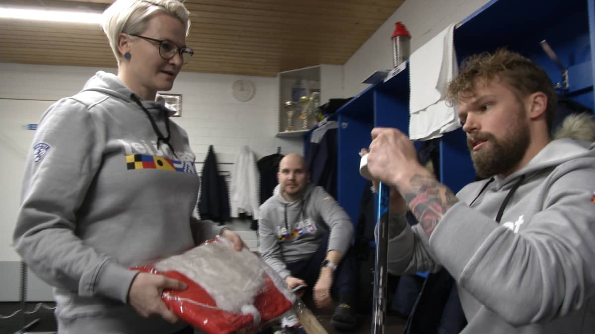 Hätäapu omasta takaa. Marjo Mäyrä luottaa, että joukkueen valmentajista löytyy tarpeen tullen myös joulupukin taitoja. Arttu Sissalalla on partaa omasta takaa.