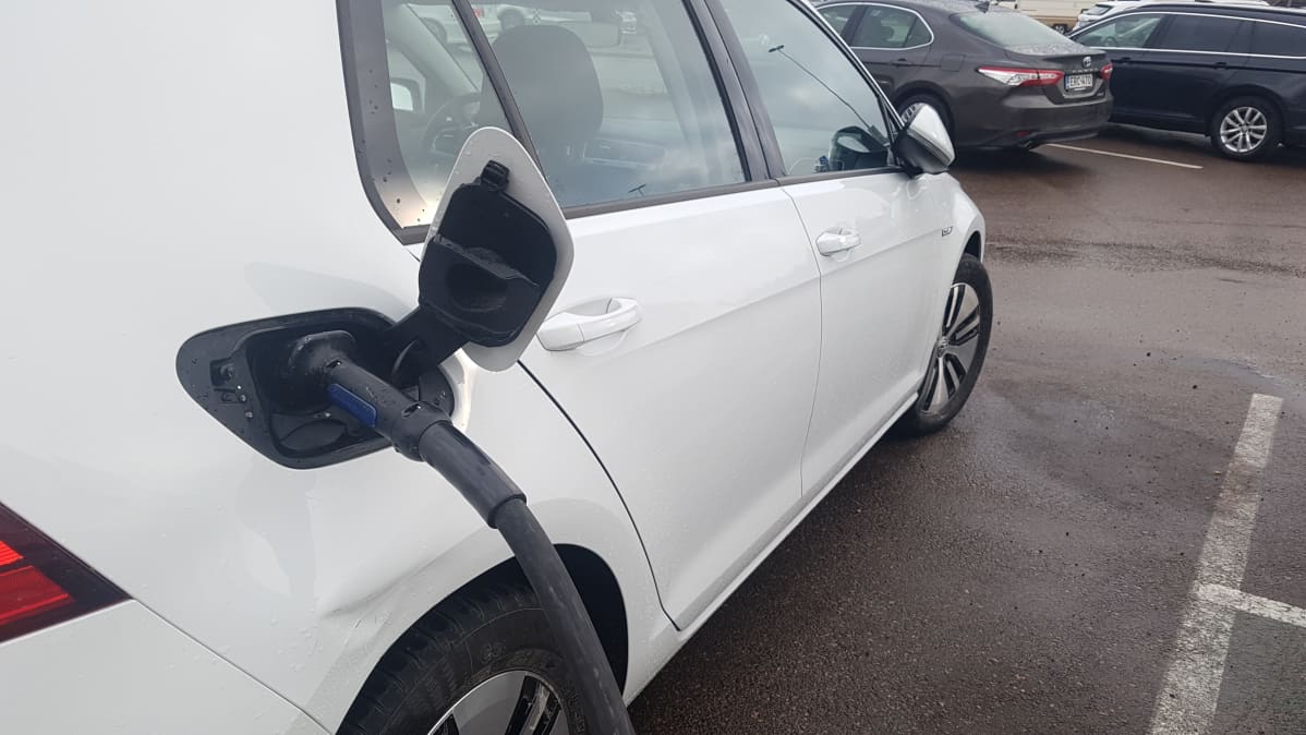 Sähköauto latauksessa.