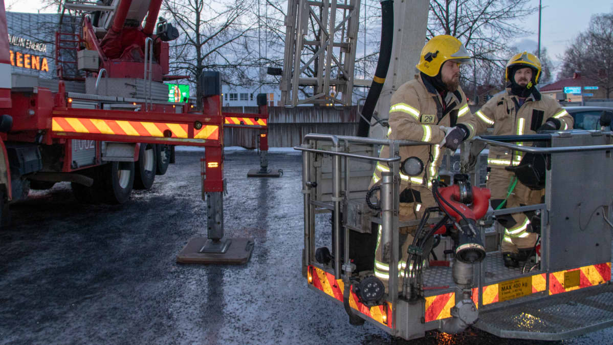 Oulu-Koillismaan pelastuslaitoksen puomitikasauton käyttöä harjoitellaan säännöllisesti.