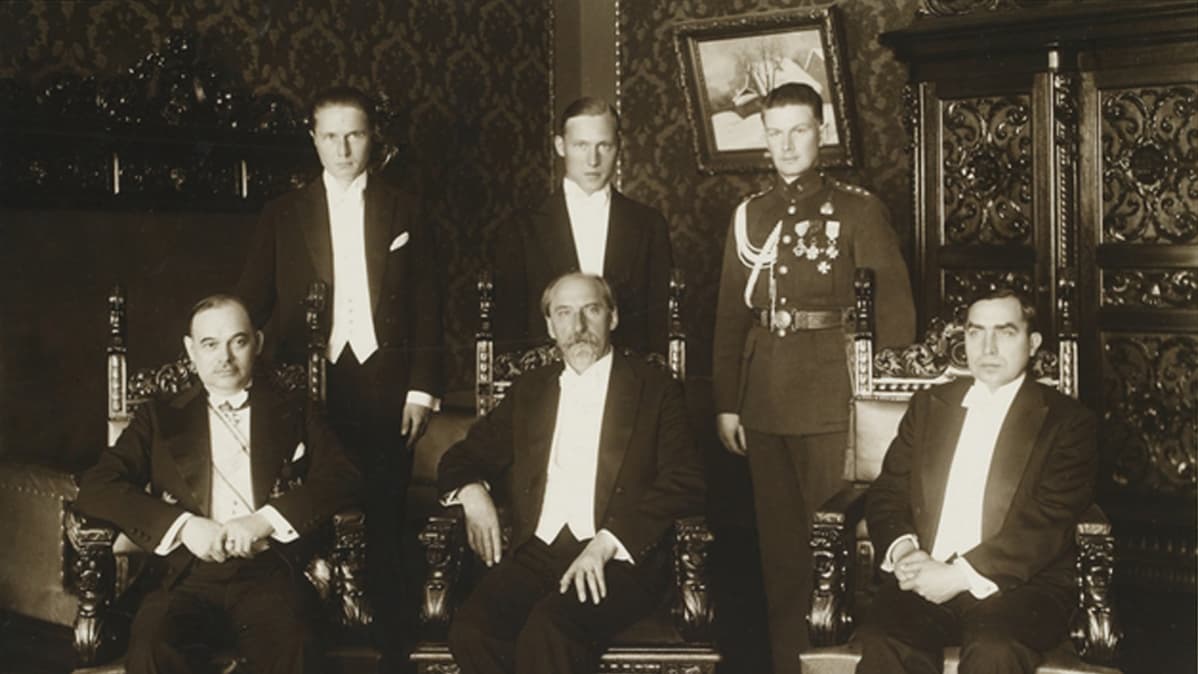 Suomen Viron lähettiläs Paavo Hynninen riigivanem Jaan Tonissonin luona.