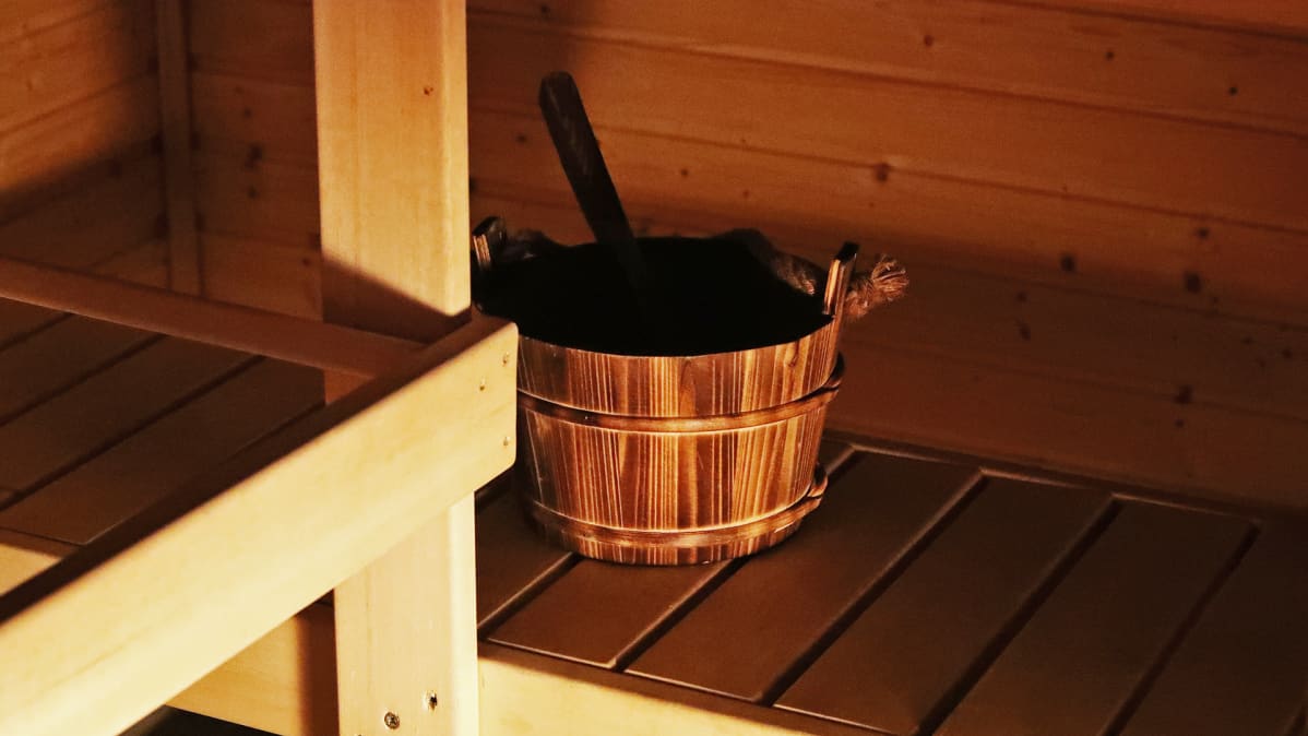 Kiulu saunan lauteilla.
