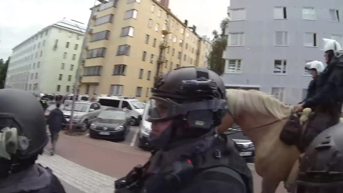 Videoposteri poliisin haalarikamerakuvasta