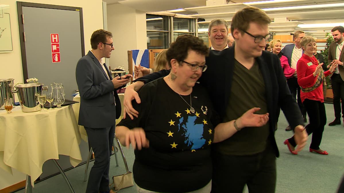 MIes ja nainen tanssivat.