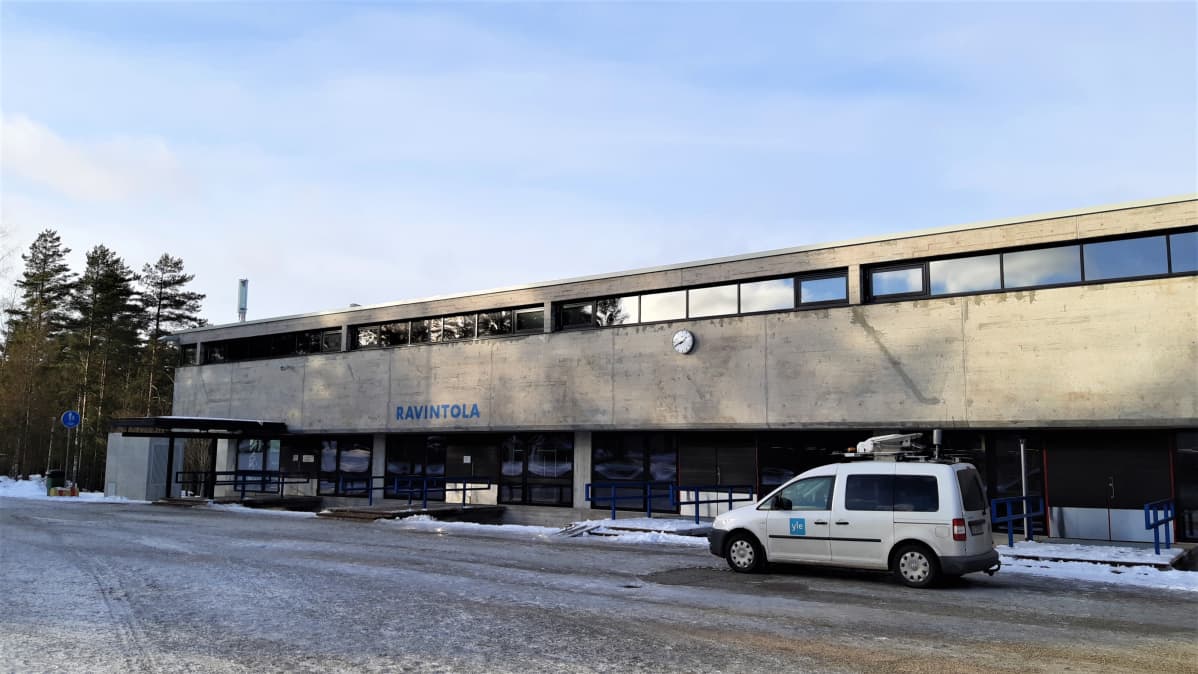 Ylen auto varuskunnan ruokalan edustalla