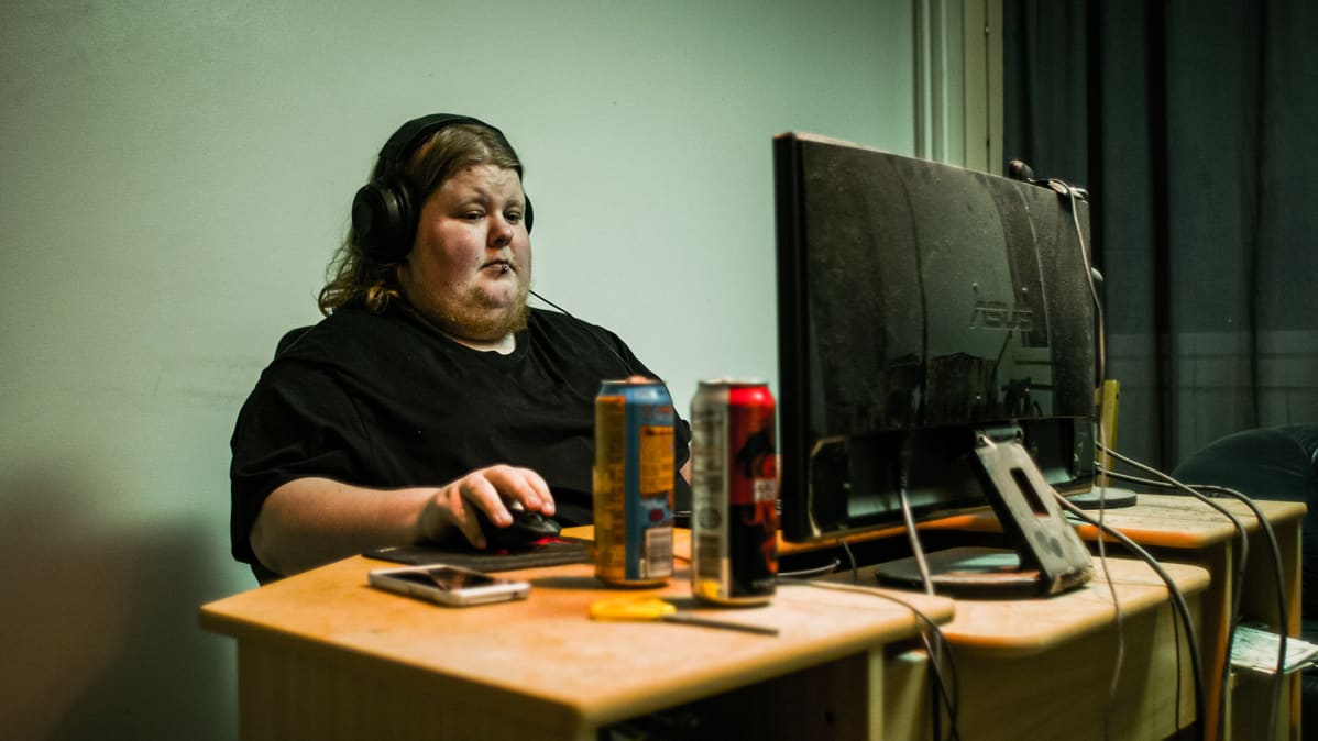 Patrikin, 22, päivät kuluvat nukkuen, pelaten ja tupakoiden. Hän poistuu asunnosta vain, jos on pakko, kuten kerran viikossa kuntouttavaan työtoimintaan. Logged in