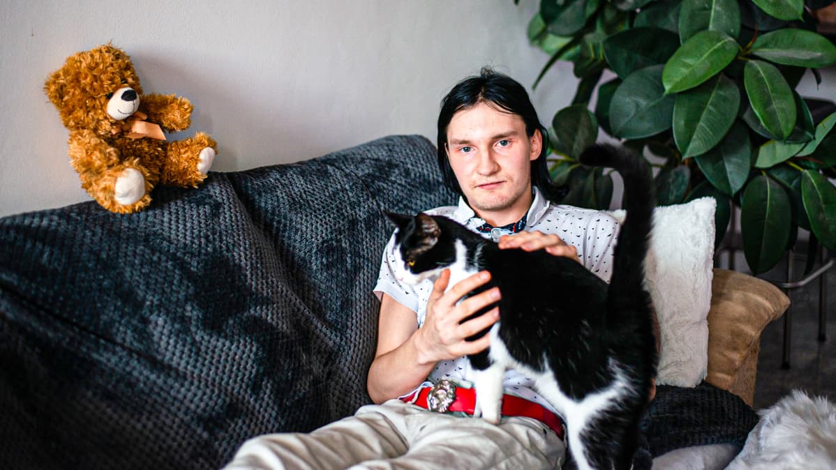 Ennen Joni, 24, pelasi kotona ja syyllistyi talousrikoksiin. Nyt hän etsii kotia kihlattunsa kanssa. Menneisyys kuitenkin vaikeuttaa asunnon saamista, eikä yhteishaku onnistu.