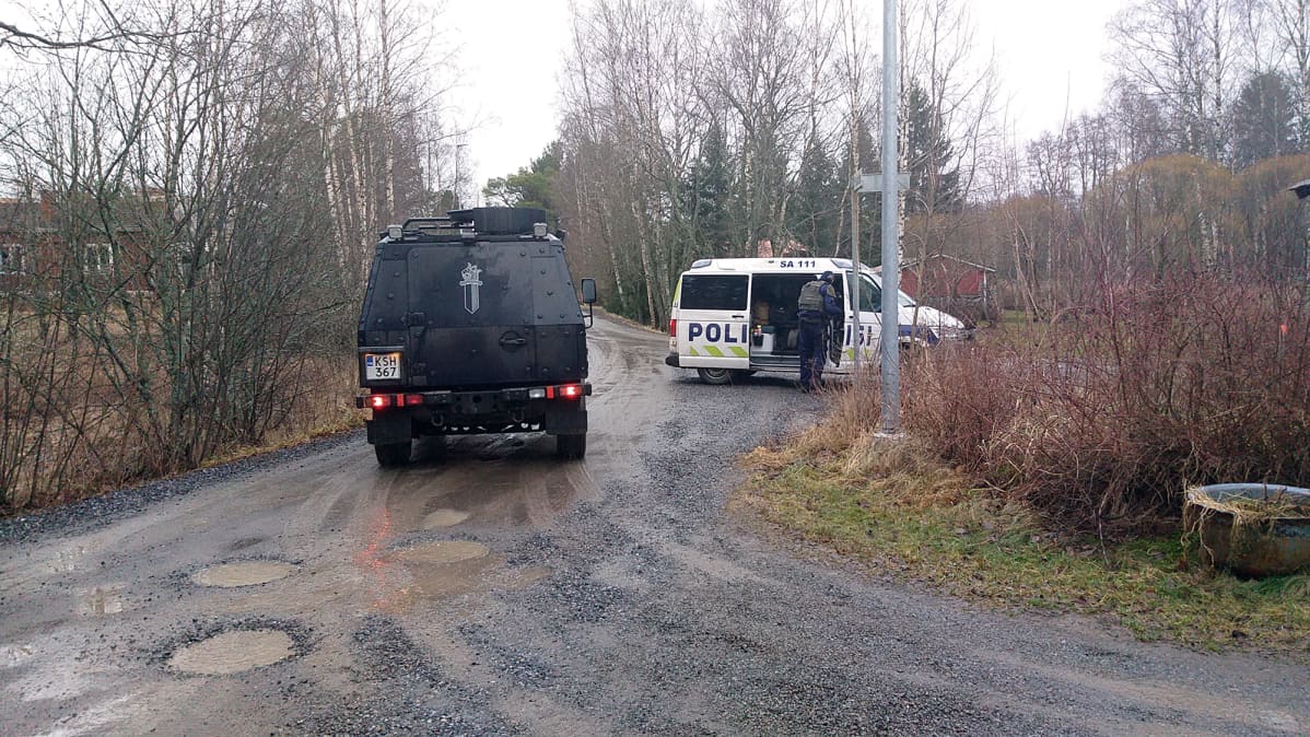 Poliiseja Porin Pihlavassa.